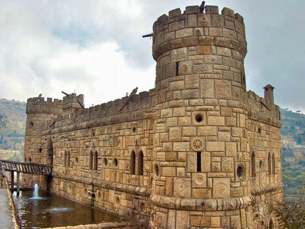 تحدياً لمن سخر منه.. بنى قلعة&nbsp;بمفرده